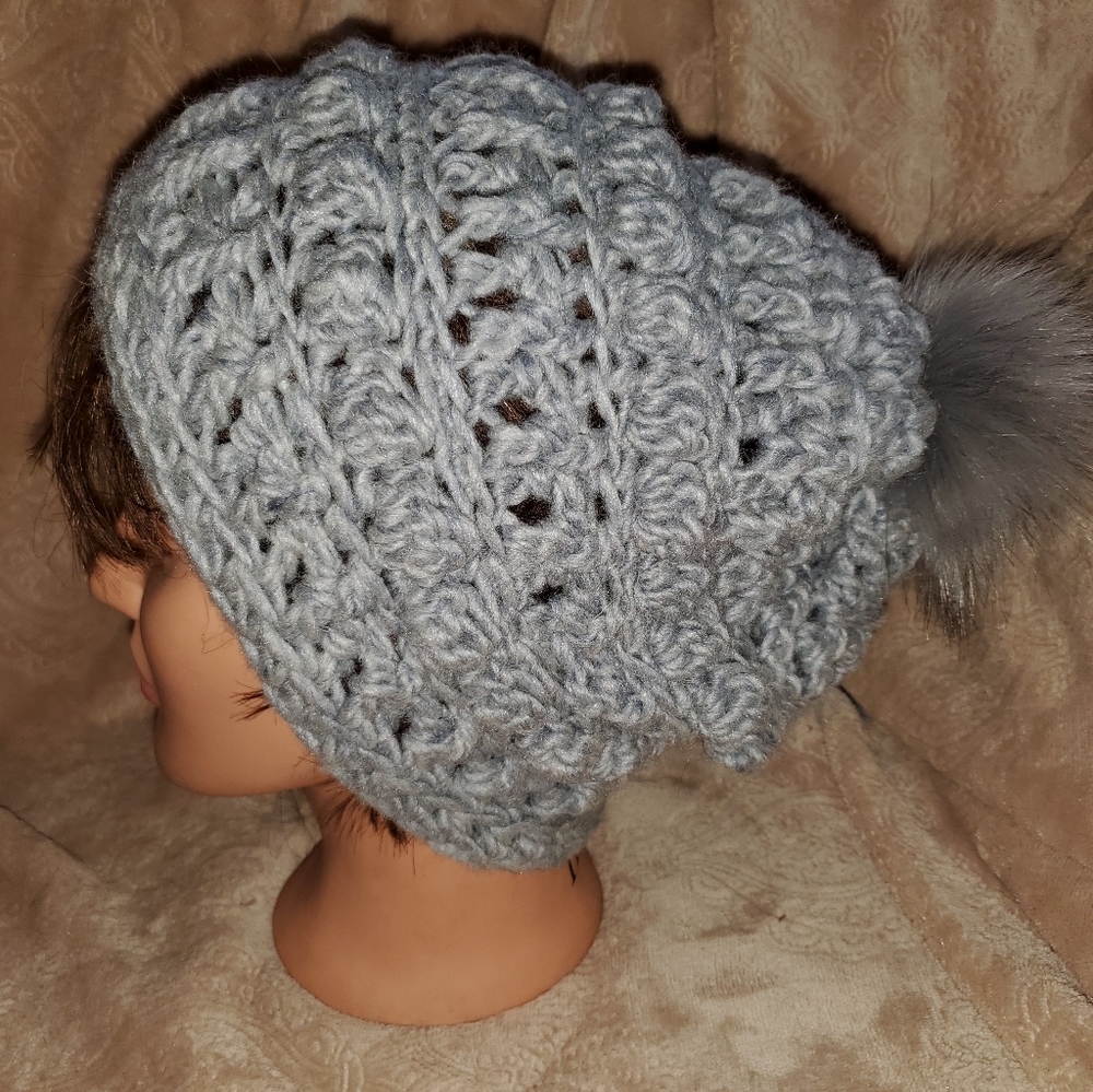 Crocheter chunky pom pom beanie